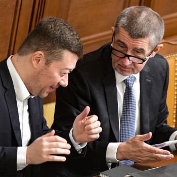 Zachovejte se jako chlap a podejte demisi, vyzval Babiš Fialu. Okamura souhlasí