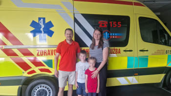 Malí hrdinové z Hodonínska: Eliška a Štěpán zachránili souseda, záchranáři je krásně odměnili