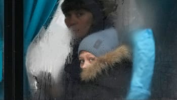 Ukrajinskému chlapci zabili mámu, ze zajetí ho zachránila odvážná babička. Jela pro něj 1300 km