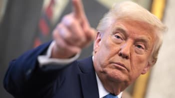 Trump znovu přitvrdil. S výjimkou jediné země všem výrazně zvýšil cla na ocel a hliník